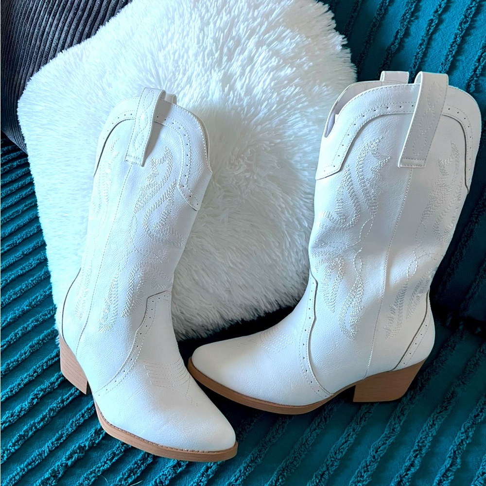 NWB 🤍🤍SUGAR TAMMY WHITE WESTERN BOOTS SIZE 9 MEDIUM